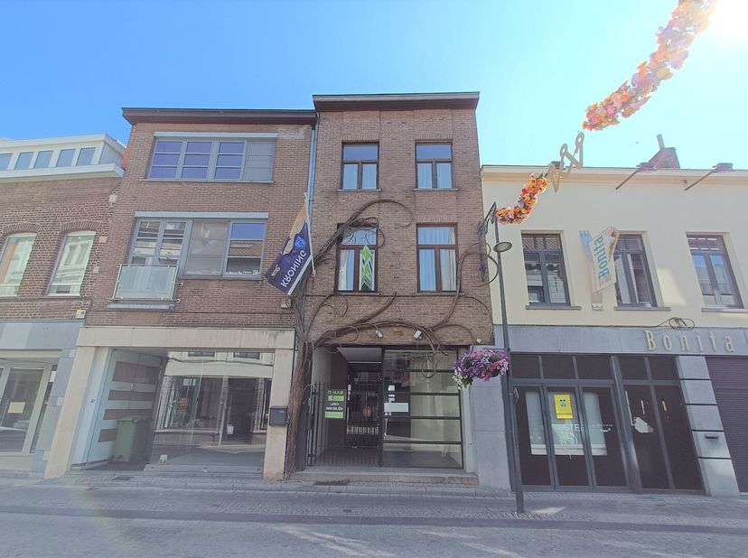 Deze handelswoning is gelegen in het begin van de Hemelingenstraat, vlakbij de Grote Markt.<br />
Door de strakke etalage in aluminium heeft de winkel