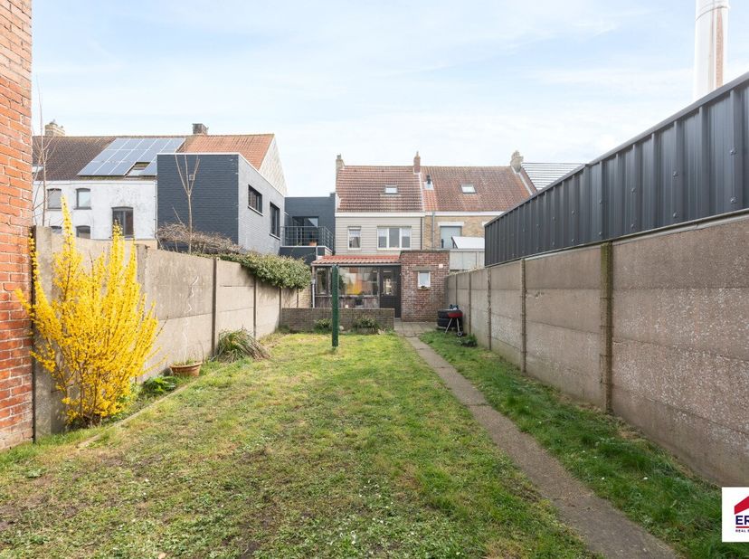 Te koop: gesloten bebouwing in het centrum van Nieuwpoort, op korte afstand van winkels, openbaar vervoer en de kust. Deze woning biedt een praktische