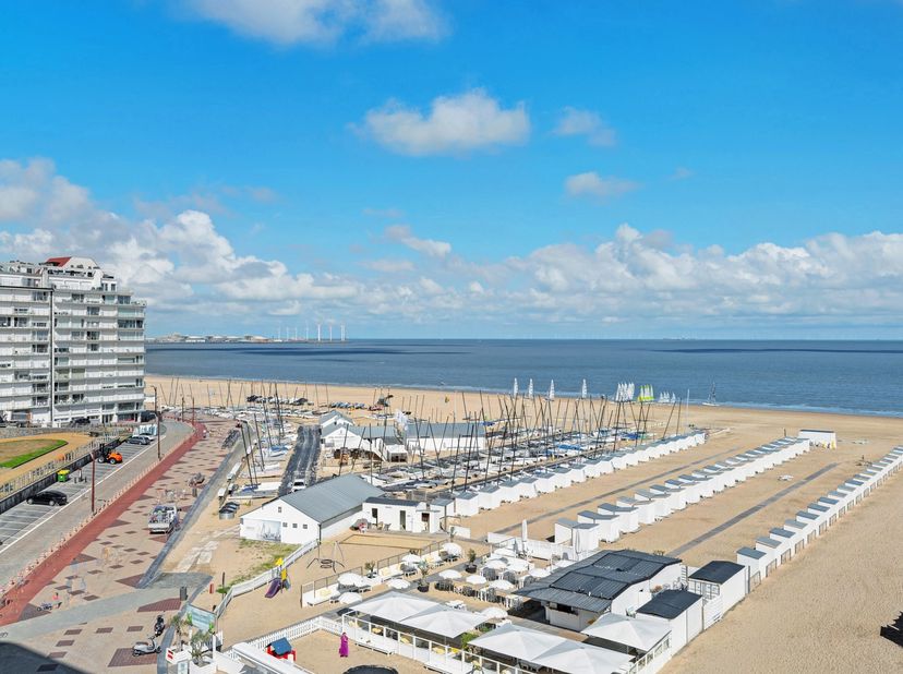 In de prestigieuze Duinenresidence, op de hoek van de zeedijk en recht tegenover de zeilclub van Duinbergen (RBSC) met 15 meter gevelbreedte. Luxueus