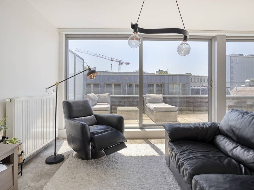 Appartement lumineux à vendre situé au quatrième étage. L'appartement bénéficie d'un emplacement privilégié sur le Sint-Jacobsmarkt, dans le cœur anim