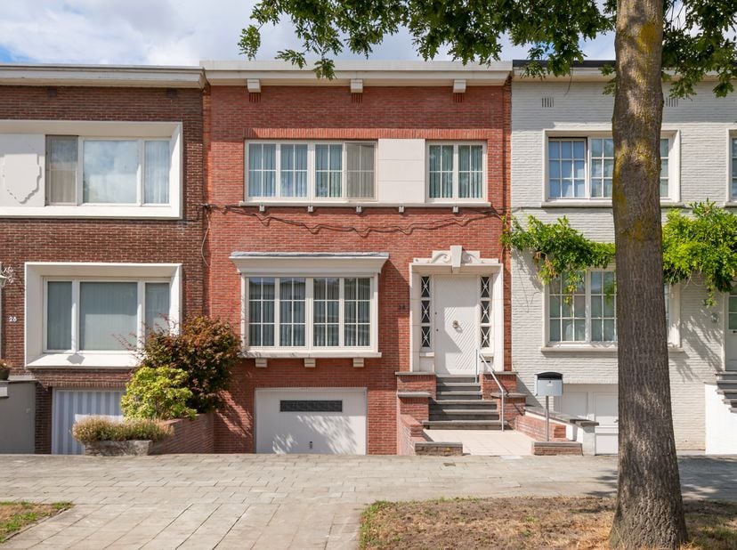 Aan de Parklaan 26 treffen we deze solide en verrassend ruime woning met drie slaapkamers, een aangename tuin en een bijzonder grote bewoonbaar kelder
