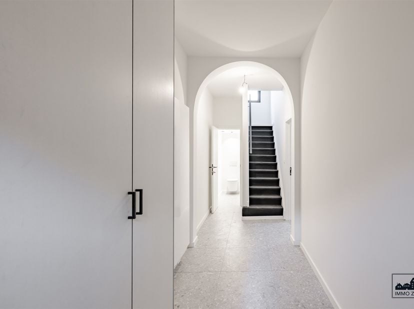 Ontdek deze volledig en recent gerenoveerde woning in het charmante, landelijke Oudegem. Dankzij de gunstige ligging, vlakbij invalswegen en de nabijh