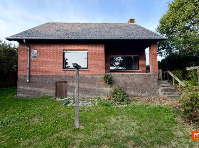 Rustig wonen in Beselare, met alle voorzieningen binnen handbereik? Deze ruime alleenstaande woning combineert een aangename ligging met tal van mogel