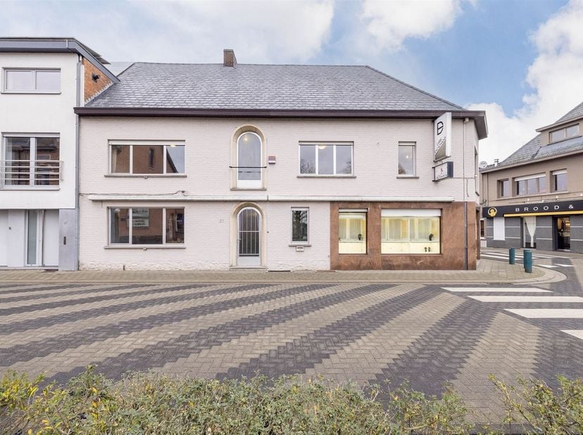 Ruime woning in het centrum van Herenthout<br />
<br />
Het handelshuis is centraal gelegen in het centrum van Herenthout, met alle faciliteiten op