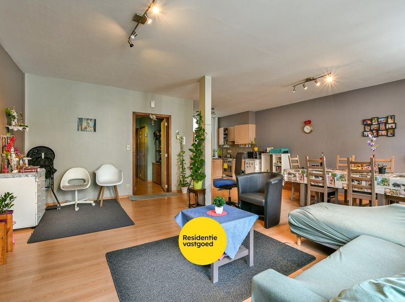 Aangenaam en lichtrijk 2-slaapkamerappartement van ca. 89 m², gelegen op de tweede verdieping in het centrum van Blankenberge. Dit verzorgd appartemen