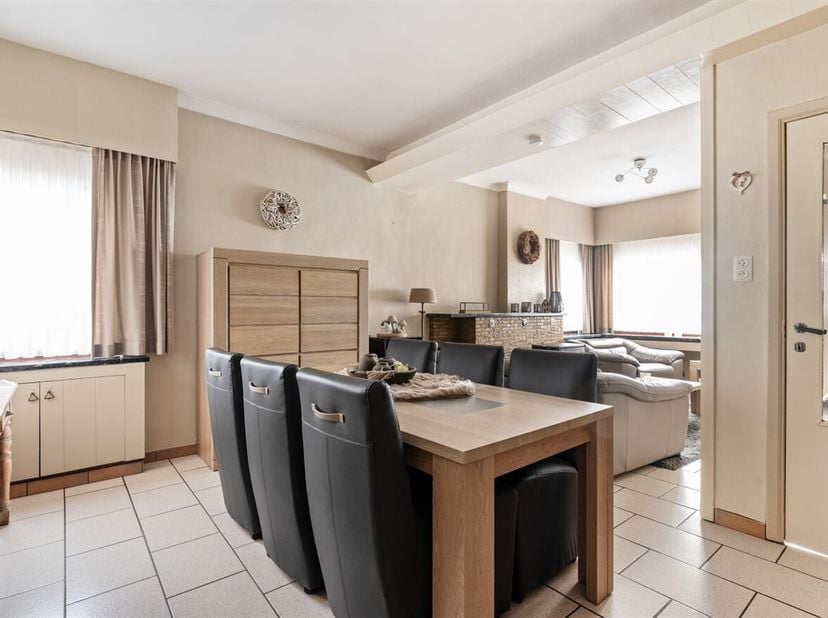 Deze woning bevindt zich op een centrale en vlot bereikbare locatie, met winkels, scholen en openbaar vervoer op korte afstand. Bovendien zijn er in d