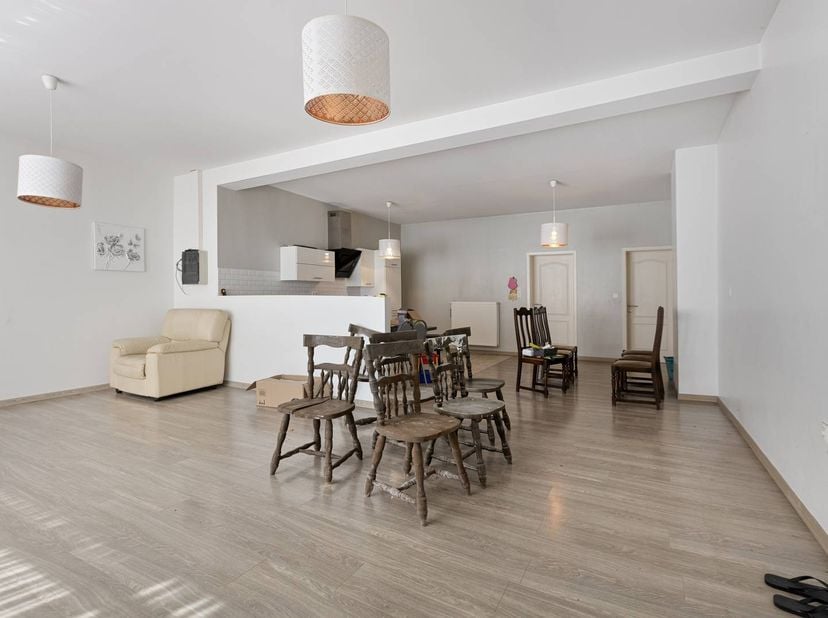 Bent u op zoek naar een ruime woning met tal van mogelijkheden op een centrale ligging in Genk? Dan is deze eigendom beslist een bezoek waard.<br />
<