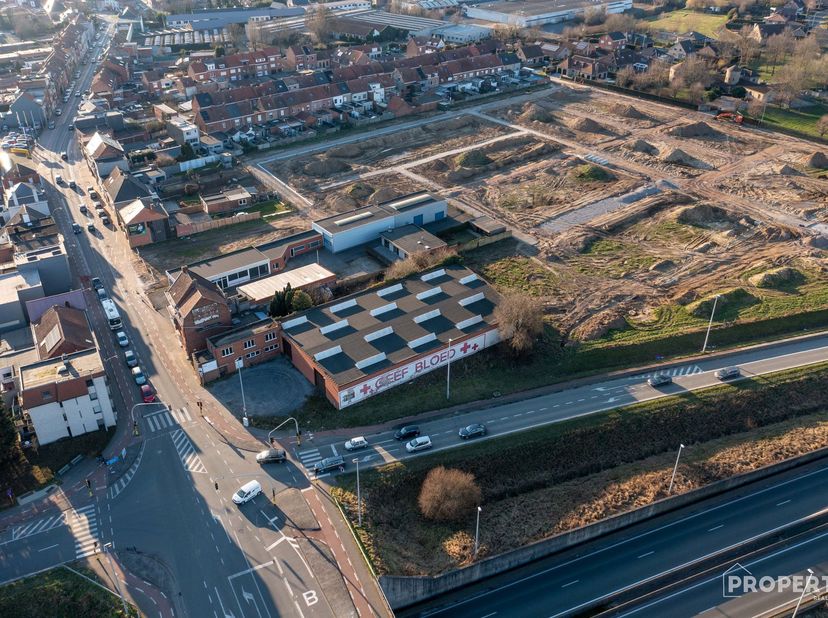 Grote loods/nijverheidsgebouw op het kruispunt van Wevelgem met Menen. <br />
Het perceel heeft een oppervlakte van 1384 m². <br />
<br />
Bebouwde o