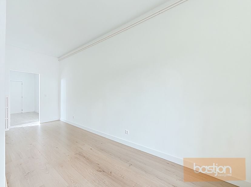 Instapklaar appartement in het centrum van Kortrijk.<br />
Dit volledig vernieuwd appartement is gelegen op het vierde verdiep en omvat: inkom, woonk
