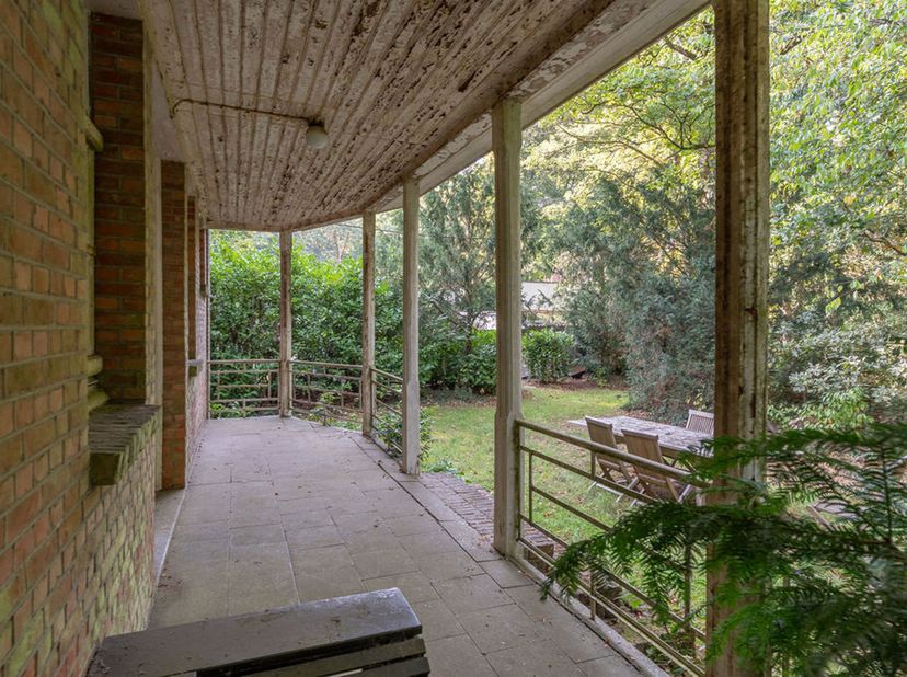 Bouwgrond / grondig te renoveren woning op 7.106m² grond.<br />
Bouwen of renoveren aan 6% BTW mogelijk*!<br />
Indien afbraak en heropbouw voor nieuw