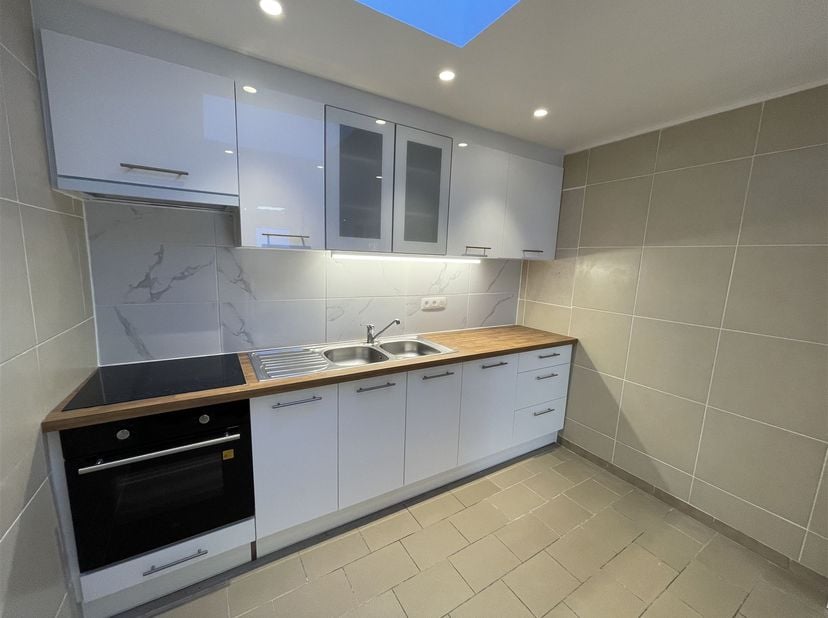 Centraal gelegen gelijkvloers appartement : Ruime living, keuken, toilet, slaapkamer, badkamer en grote kelder.  Geen algemene onkosten.  Vrij op 01/1
