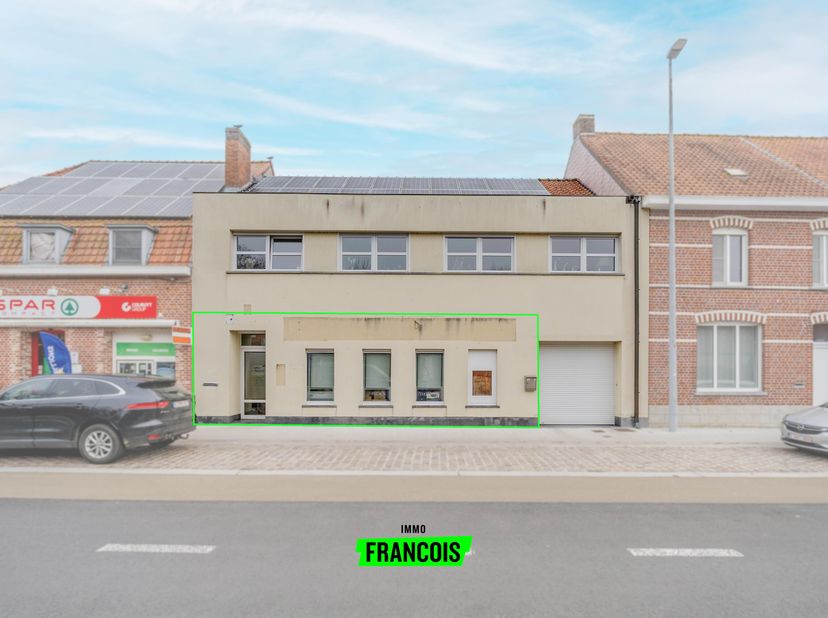 Vous recherchez une propriété offrant du potentiel à un emplacement stratégique ? Ce commerce ou espace de stockage à rénover à vendre à Boezinge offr