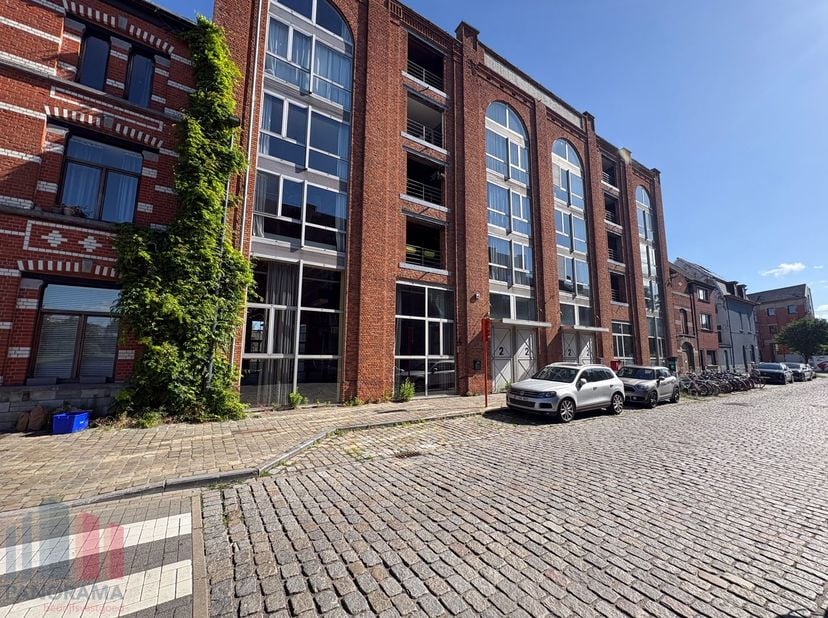 Uitstekend gelegen kantoorruimte van 450 m² in de Voorhaven van Gent op slechts 2 minuten van de bedrijvige Vliegtuiglaan (N424) met onmiddellijke ver