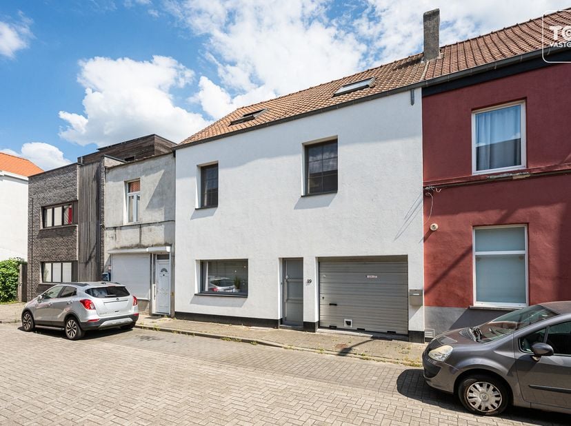 Deze instapklare, moderne en energiezuinige woning (EPC-label B) is gelegen in het hart van Ledeberg, op korte afstand van het centrum van Gent. De wo