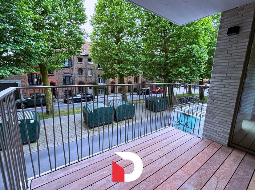 In de gegeerde wijk Kristus-Koning, op een steenworp van het centrum van Brugge, bevindt zich dit ruime en energiezuinige nieuwbouwappartement. Dankzi