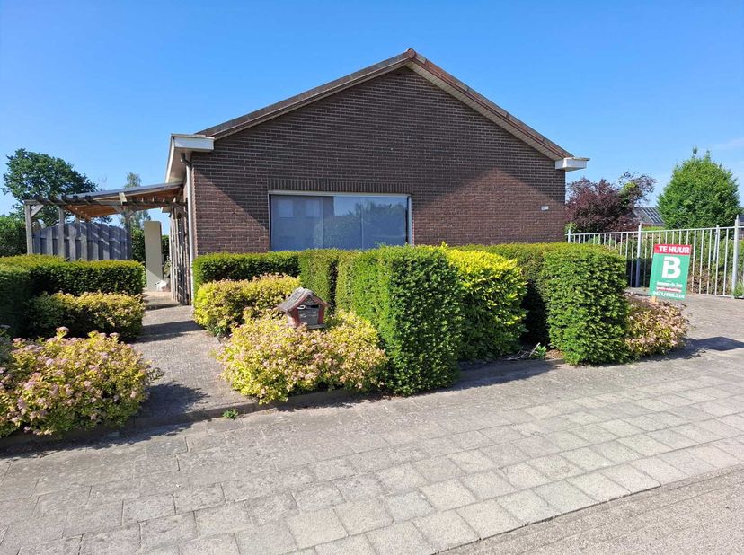 Gelijkvloerse woning bestaande uit: inkomhal, leefruimte, grote geïnstalleerde keuken, nachthal, 3 slaapkamers, badkamer met toilet, dubbele wastafel