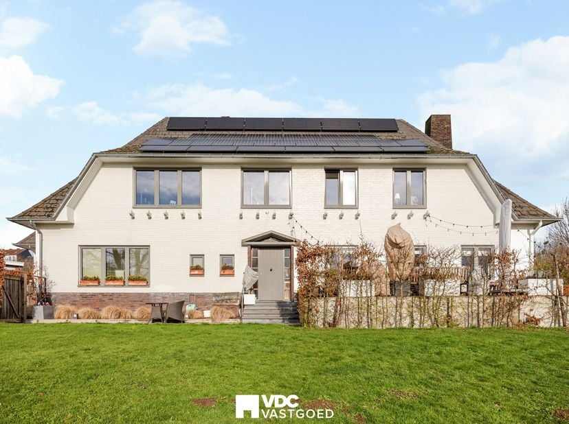Op een uitzonderlijk perceel van 1.799 m² bevindt zich deze ruime en karaktervolle villa met geïntegreerde praktijkruimte en wachtzaal, gelegen in een