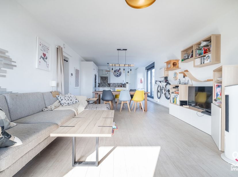 Julietimmo vous propose ce joli appartement deux chambres idéalement situé à deux pas des écoles et du centre d'Arlon, ainsi que de la frontière luxem