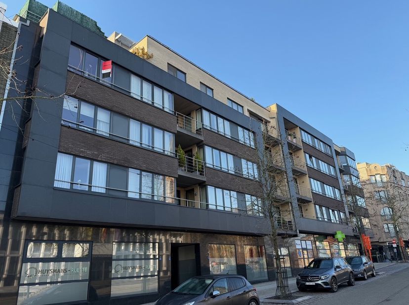 Residentie "le bon réveil" ligt op de kruising van het Kerkplein, de Stationsstraat en de Jan Rosierlaan, tegenover het gemeentehuis en de Kerk.<br />
