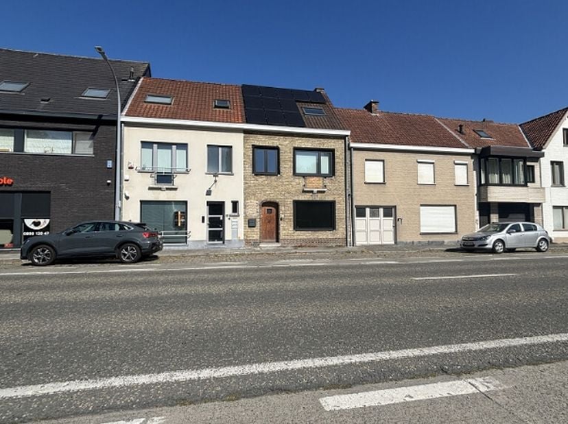 Kantoor met 2 bureelruimtes, ideaal gelegen in het centrum van Loppem. Dit pand met zeer goede visibiliteit is centraal gelegen langs een drukke inval