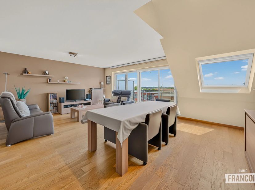 Dans le centre de Harelbeke se trouve cet appartement parfaitement prêt à emménager, où l'espace, la lumière et le confort sont au cur des préoccupati