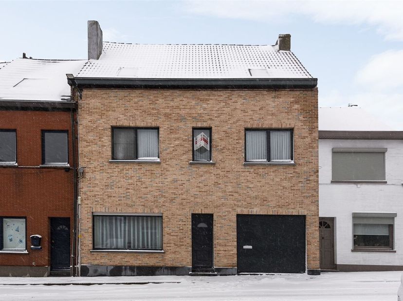 In de Binnenstraat in Aalst bevindt zich deze karaktervolle woning met een bewoonbare oppervlakte van 232 m² (conform EPC). Winkels, scholen en openba
