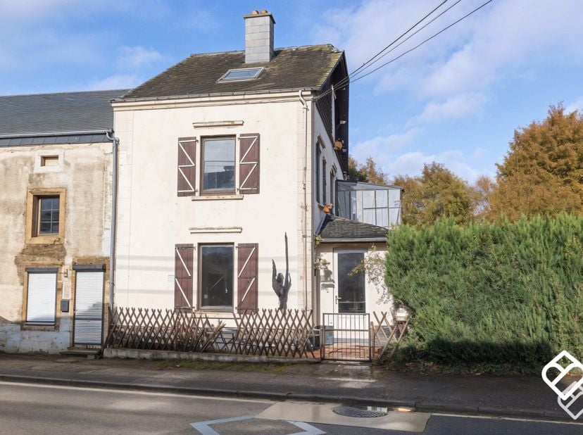 Julietimmo heeft het genoegen u deze te renoveren woning voor te stellen, gelegen in het charmante dorp Signeulx, op slechts 10 minuten van Virton en