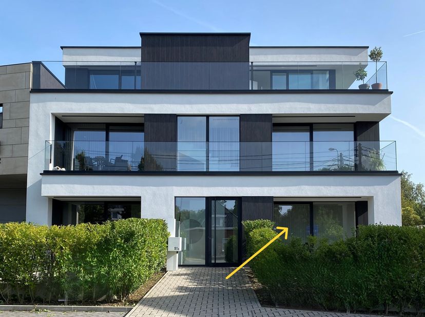 Design appartement te huur in Torhout met 2 slaapkamers .<br />
Dit recent Ben-design  gelijkvloers appartement in Residentie Luna is gelegen nabij op