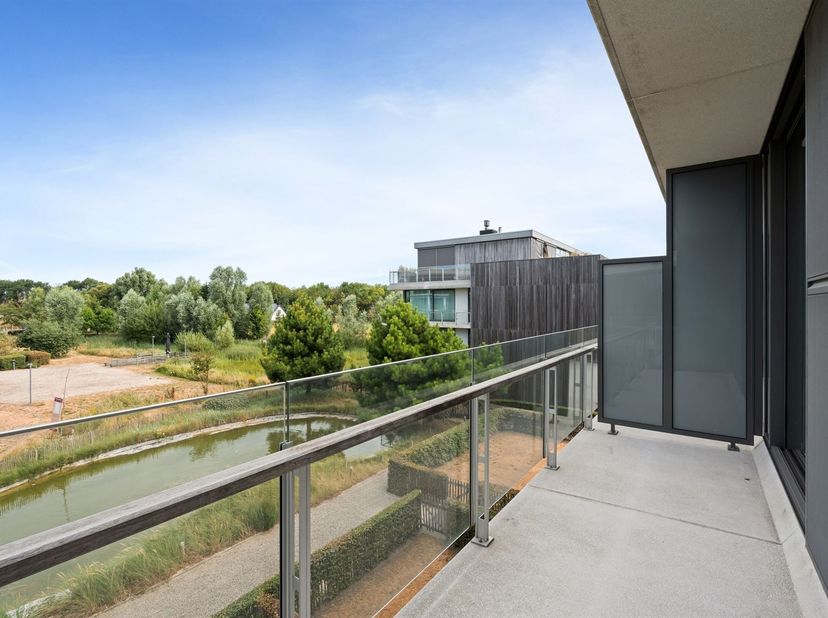 LICHTRIJK APPARTEMENT MET TWEE TERRASSEN EPC A<br />
U zoekt een ruim en bijzonder lichtrijk appartement waar u volop kunt genieten van zon, rust en