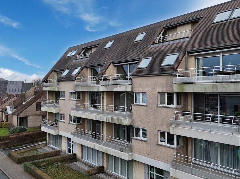 Dit instapklaar appartement met garage in het centrum van Torhout is gelegen in een modern gebouw dat in 2002 is gebouwd. Het appartement beschikt ove
