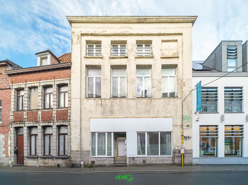 Immeuble de rapport situé en plein centre-ville, offrant de multiples possibilités d'aménagement. <br />
Le rez-de-chaussée comprend un logement une c