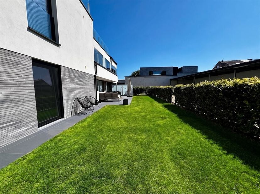 Instapklaar gelijkvloersappartement met zonnige tuin op rustige ligging in Hamme<br />
Op zoek naar een recent, energiezuinig appartement waar comfort