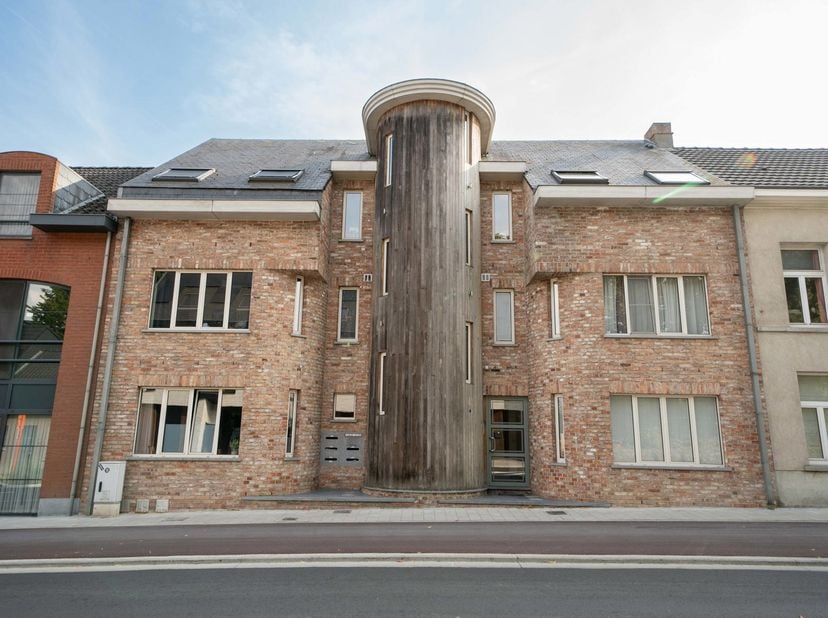 Ideaal gelegen gelijkvloers appartement (111m²), in het centrum van Heist-op-den-Berg met winkels, scholen en openbaar vervoer vlakbij.<br />
Op wande