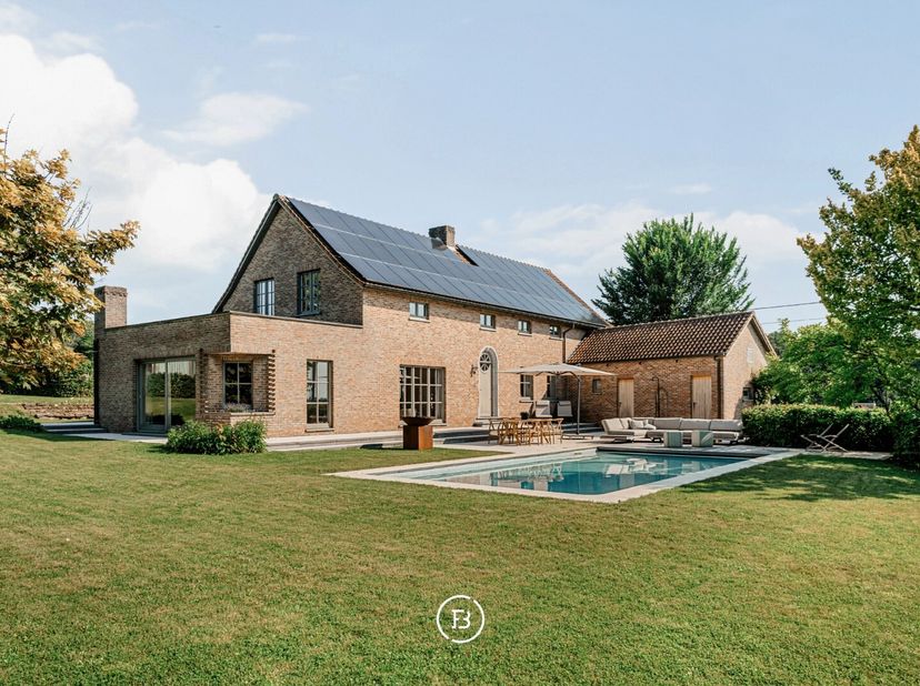 Deze eigendom wordt verkocht via het "Close the Deal"-systeem met een startprijs van euro 895.000.<br />
Elke kandidaat-koper kan een bod uitbrengen b