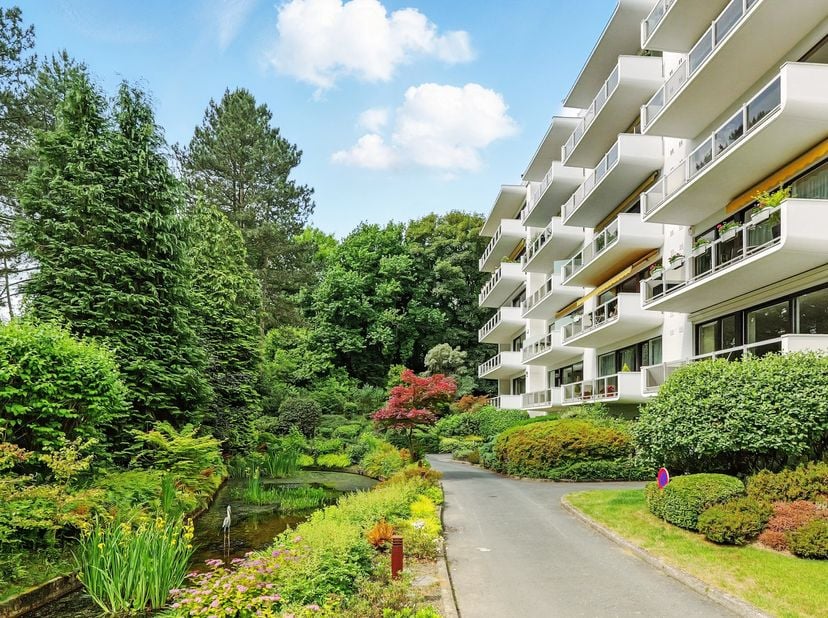Dit lichte appartement ligt verscholen in het groen en biedt ongeveer 130 m² woonruimte + 2 terrassen.<br />
De gezellige woonkamer met open keuken ge
