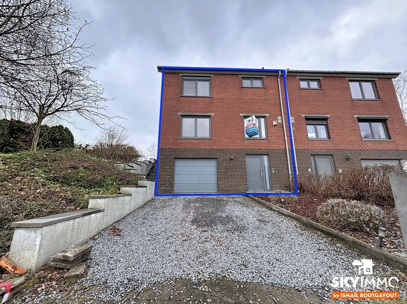 L'agence SKYIMMO est ravie de vous présenter cette magnifique maison, offrant une surface habitable de 115m² située dans les hauteurs de Flémalle , se