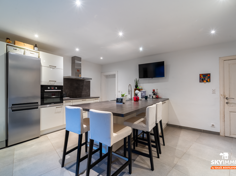 L’agence SKYIMMO a le plaisir de vous présenter cette superbe maison entièrement rénovée, située à Ans, dans un quartier calme et recherché, à proximi