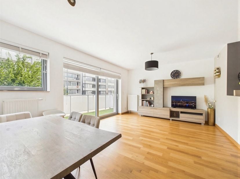 Gelegen in de recente residentie Basilik'Art in Sint-Jans-Molenbeek biedt dit appartement met twee slaapkamers een functionele woonomgeving, vlak bij