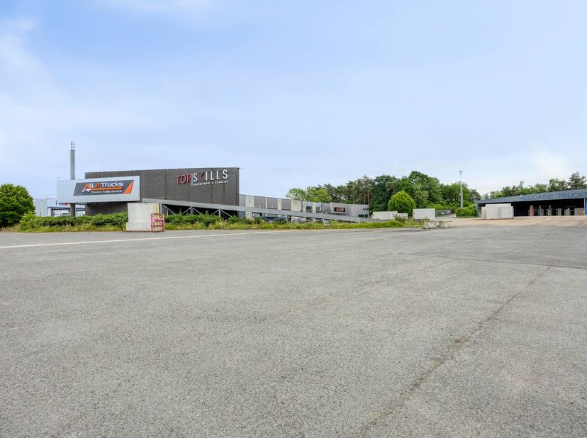 Multifunctionele bedrijfs-/logistieke site te huur – Klaverbladstraat 32, 3560 Lummen<br />
<br />
Op een uiterst strategische locatie in het hart van