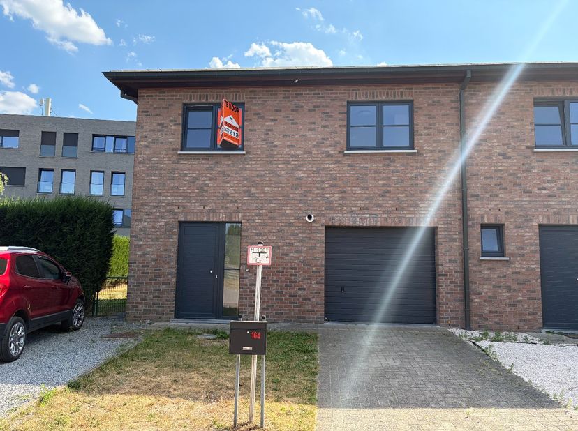 Op enkele minuten van het bruisende centrum van Evergem, bieden wij u in de "Patrijzenstraat" deze gezinswoning aan te huur. De woning is uiterst rust