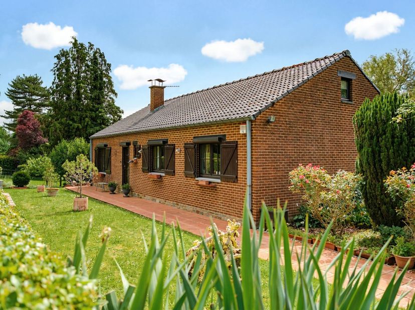 WEPION, mooie gelijkvloerse woning (2 slaapkamers + 1 badkamer + studeerkamer) gebouwd op een perceel van 34,40 are. De woning heeft een functionele i