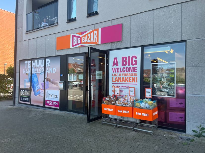 Dit handelsgelijkvloers van 582m² (momenteel Big Bazar) is gelegen op het Molenweideplein in het centrum van Lanaken. &amp;nbsp;De gevelbreedte &amp;nbsp;bedr