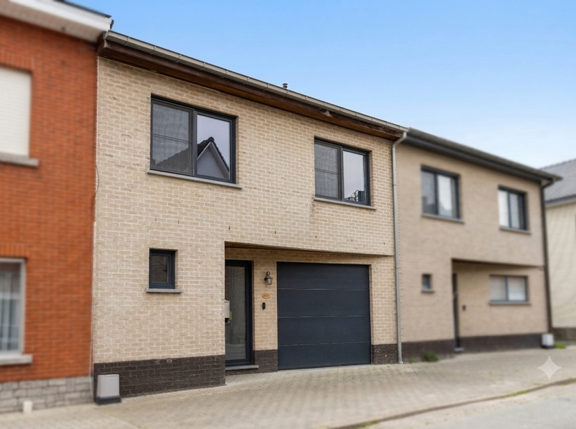Deze energiezuinige woning omvat op het gelijkvloers een inkomhal, apart toilet, berging, lichtrijke leefruimte met volledig ingerichte open keuken en