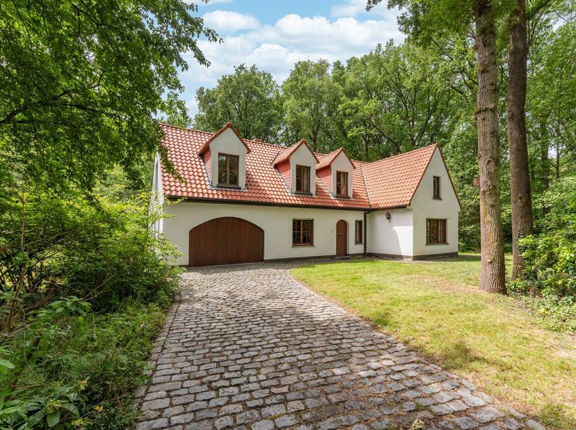 Vous recherchez un projet exceptionnel où paix, espace et nature se rencontrent ? Cette villa de caractère est située le long du Veumedreef à Waardamm