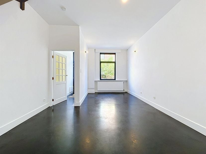 Deze recent gerenoveerde woning bevindt zich in een charmante buurt en biedt hedendaags wooncomfort op een toplocatie in Gent! Op korte afstand van he