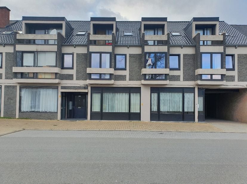 Dit éénslaapkamer appartement situeert zich in Beverlo-centrum,Indeling: leefruimte met kitchinette, badkamer met douche en toilet, 1 slaapkamer, terr