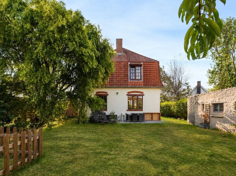 Bredene: Een gerenoveerde villa met behoud van het authentiek karakter te koop op een topligging nabij duinen en de zee!Deze charmante villa combineer