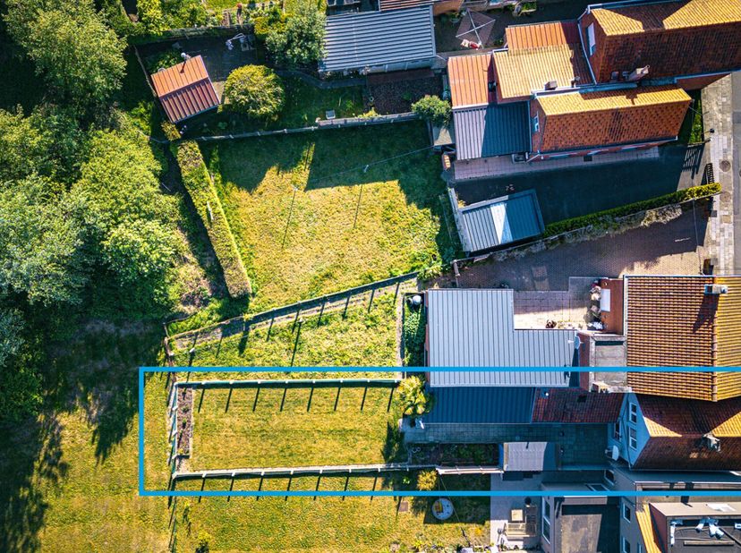 Halfopen bebouwing op 227 m² met :<br />
Gelijkvloers:<br />
- inkom<br />
- leefruimte in 2 delen<br />
- keuken<br />
- badkamer<br />
Verdiep:<br /