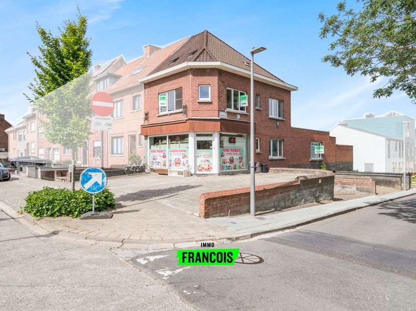 Statige hoek-en handelwoning in een rustige woonwijk te Kortrijk. Deze eigendom is voorzien van voldoende parkeerruimte om uw wagen(s) te stationeren.