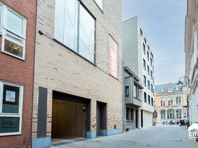 Afgesloten autostaanplaats in centrum RoeselareDe inrit van de garages is via Poststraat 6 te RoeselareParkings zijn gelegen vlakbij de Ooststraat ond